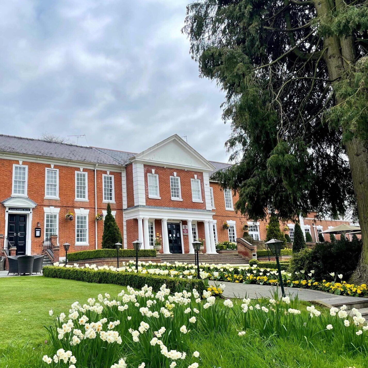 Manor Hotel Meriden Front Exterior